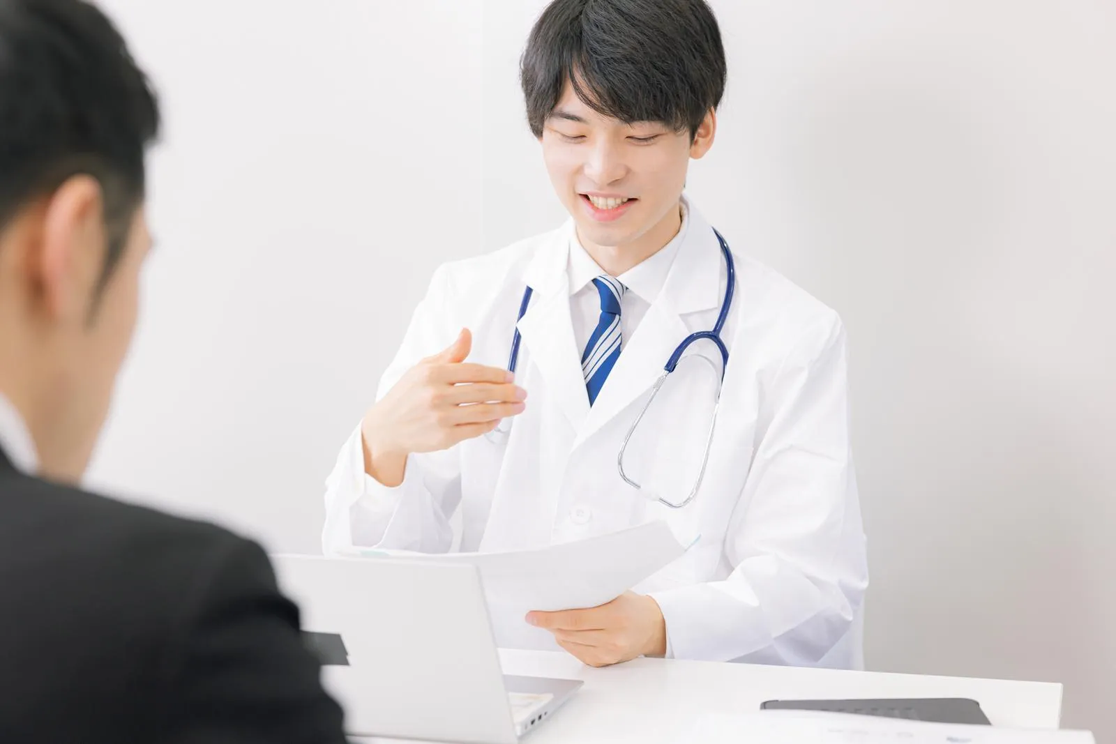 医者に受診してる患者